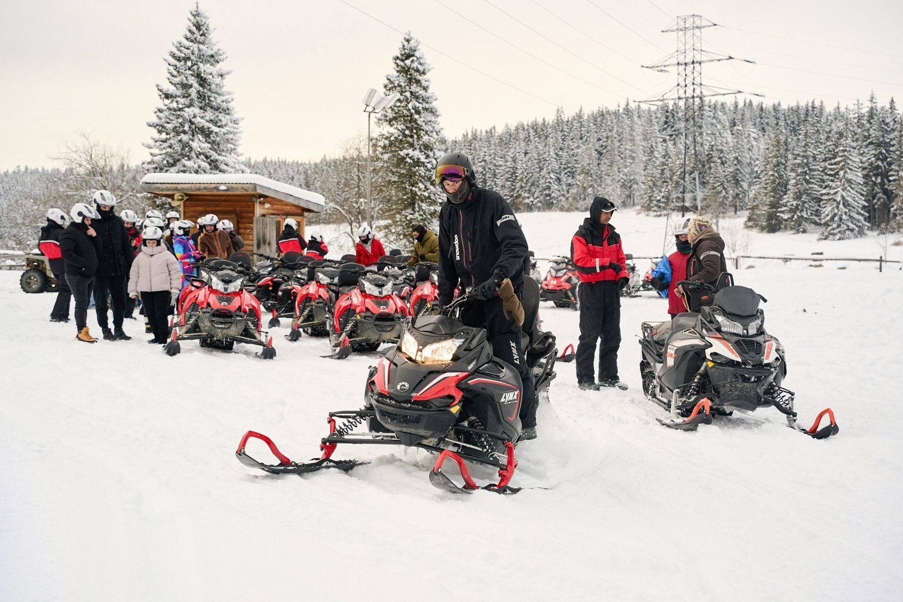 Grupa gości Snow Safari przy bazie na Gubałówce, skutery Lynx gotowe do startu
