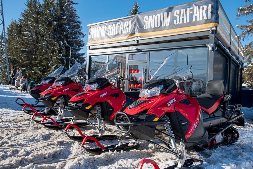 Baza Snow Safari na Butorowym Wierchu - kontener z bannerem i skutery przed wjazdem na trasę